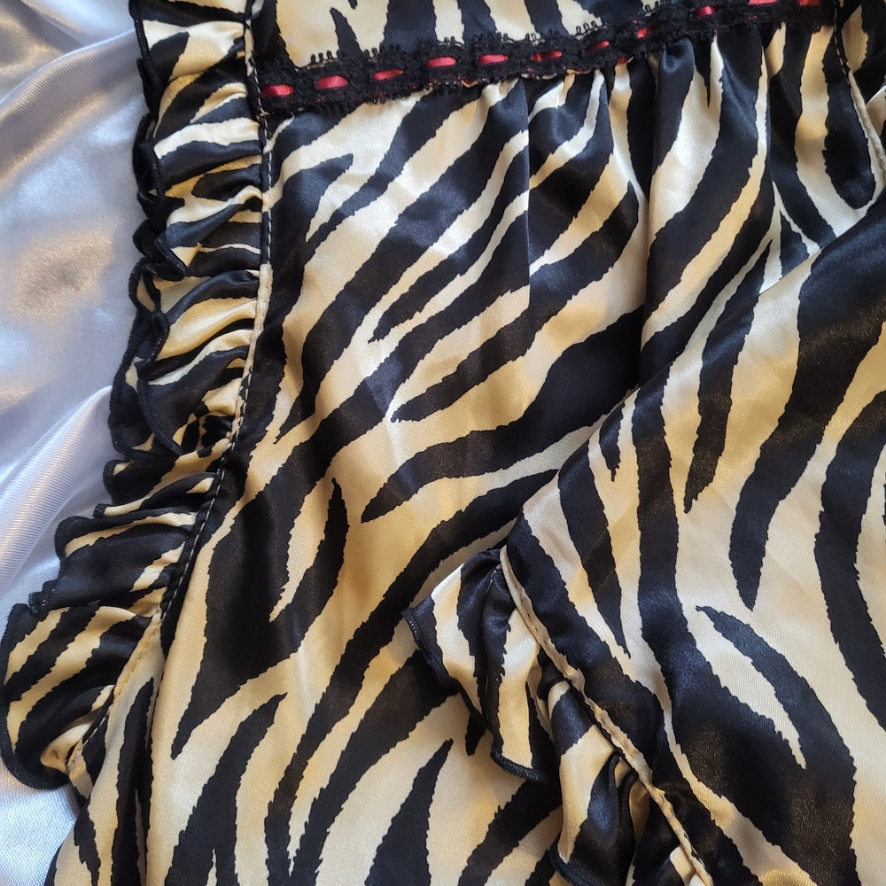 Three piece gold and black lingerie Set (Large) Robe, Cami, Thong Underwear. - Picture 3 of 10
